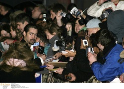 Колин Фаррелл, Оливер Стоун, Анджелина Джоли (Colin Farrell, Oliver Stone, Angelina Jolie) premiere of Alexander at the Odeon Leicester Square, London, 05.02.2004 (112xHQ) 97hhM6cY