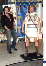 Колин Фаррелл (Colin Farrell) Madame Tussauds Wax Museum, New York City, 23.11.2004 (69xHQ) JSz26yxQ
