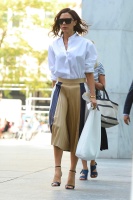 Виктория Бекхэм (Victoria Beckham) running errands in New York, 14.09.2016 - 9xHQ LQWm8vvD